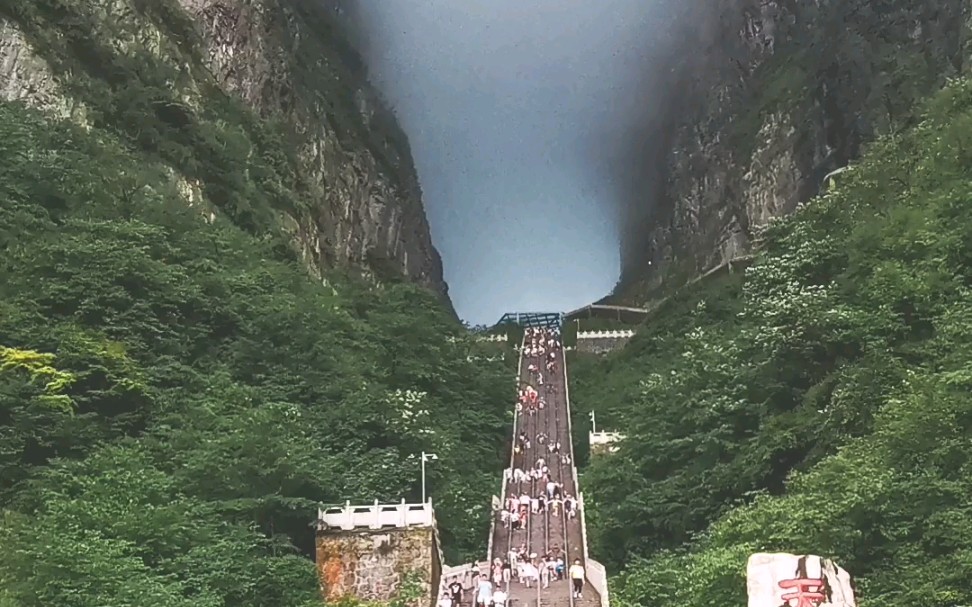 [图]暴雨中的张家界天门山