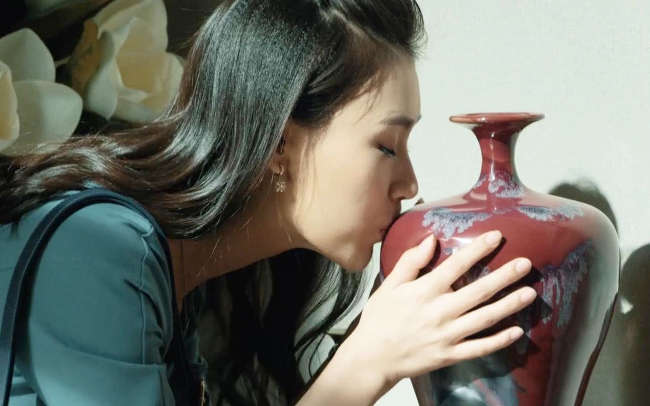 女子将男友的骨灰做成陶瓷,每晚抱着它睡觉,不久后却有了身孕