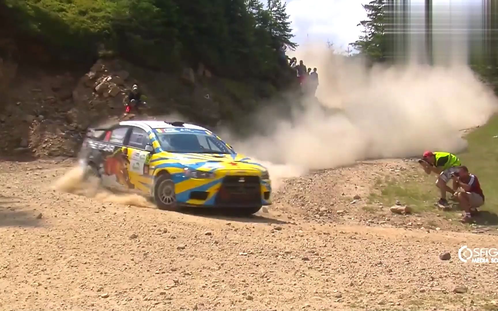 拉力赛场上三菱evo x 赛车