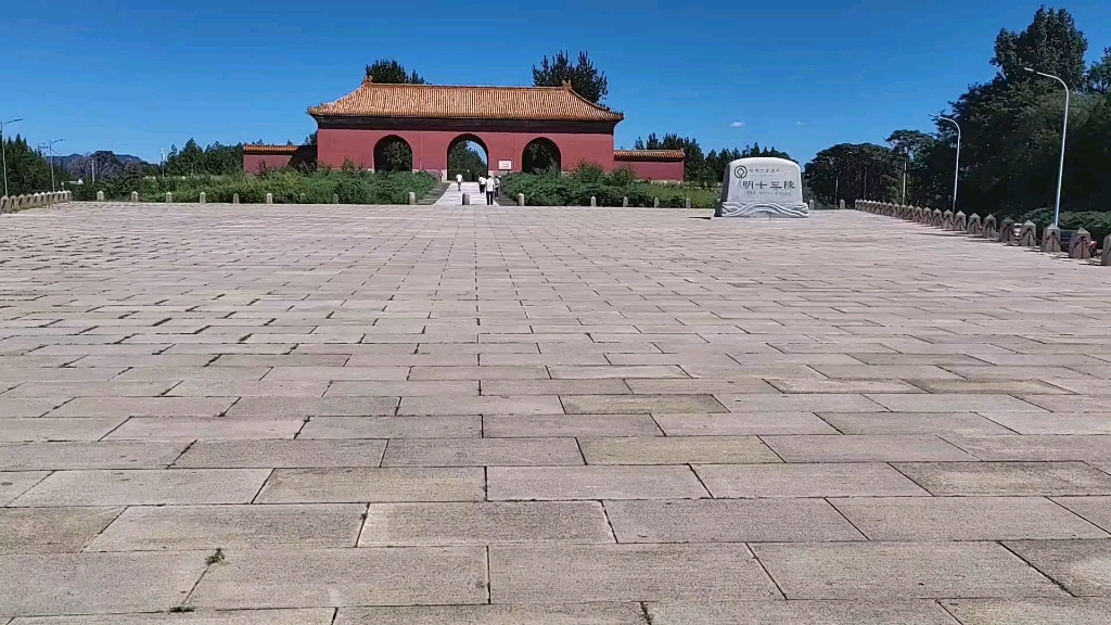 神路,又名十三陵神道,是长陵前导部分,约7.3公里.