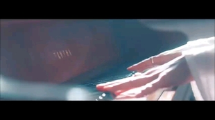 新曲mv Aiko ハニーメモリー 中文字幕 海边设置街灯作为背景 Aiko边唱边前进的同时配合歌词内容变更投影影像或服装来表现四季变化 哔哩哔哩