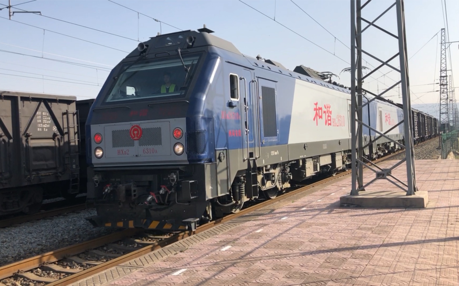 3.4 西局安段hxd2牵引货列田灞上行线通过,去往西安站方向