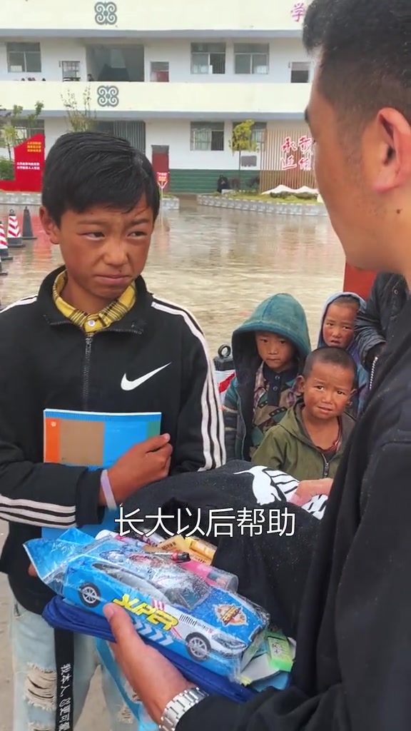 渴望上学的小男孩,帮他实现他的心愿.生活不易爱心传递 贫困山区孩子 关爱山区儿童 DOU+小助手(1)哔哩哔哩bilibili