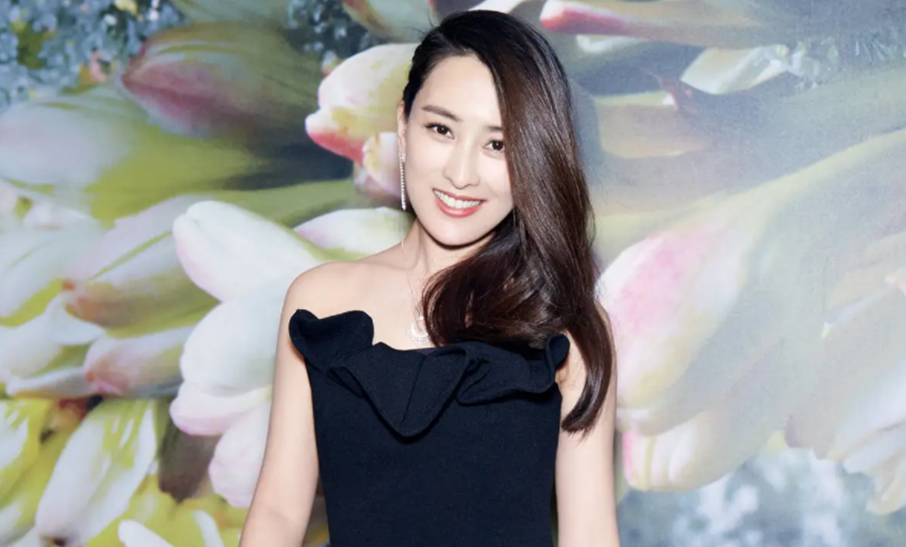 马苏穿搭清新甜美,笑容灿烂超治愈,41岁依旧美如少女