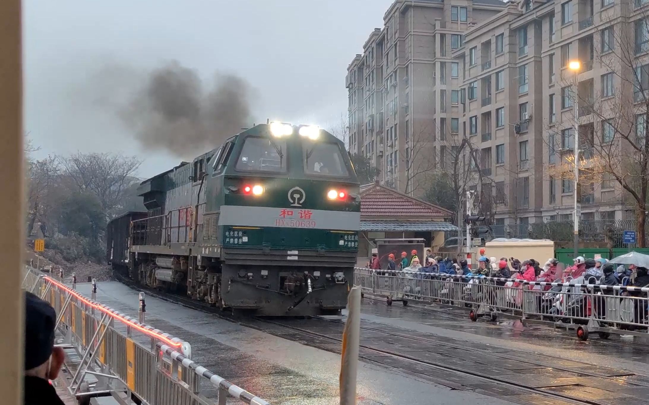 【道口】华灯初上时分,hxn5喷烟通过南京中和桥道口