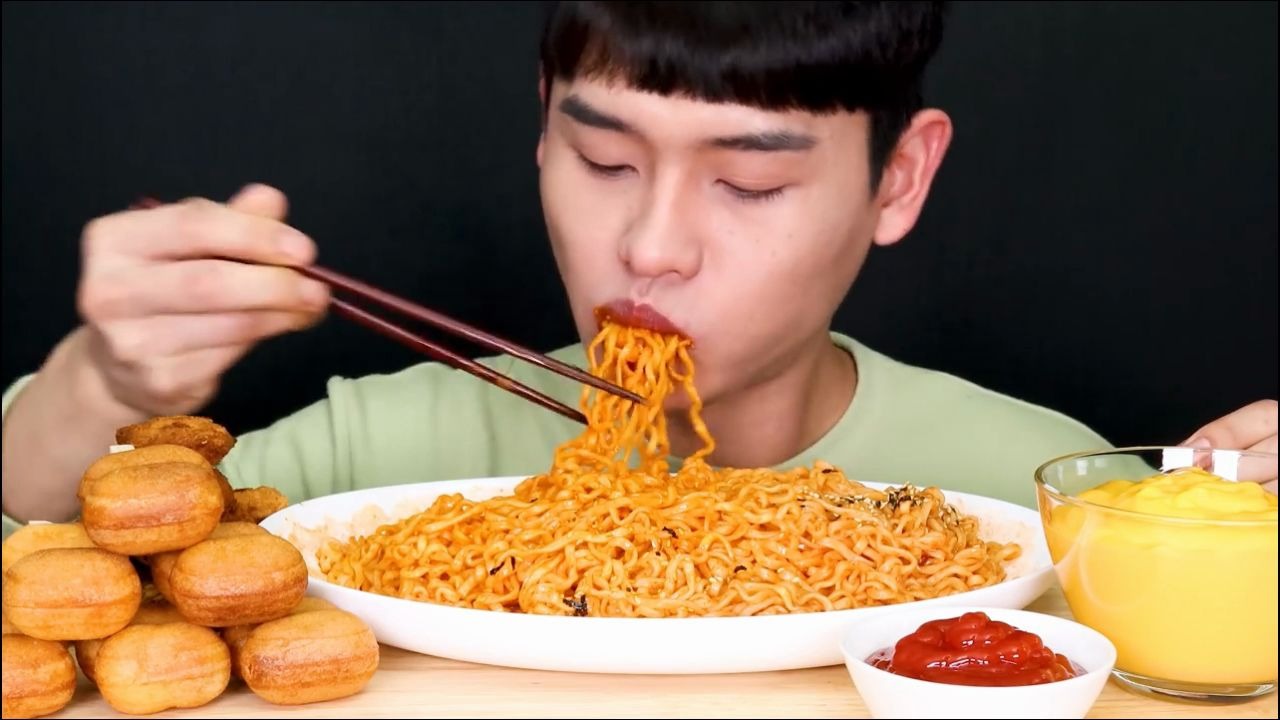 吃播剪说话奉吉小哥大嘴吃火鸡面