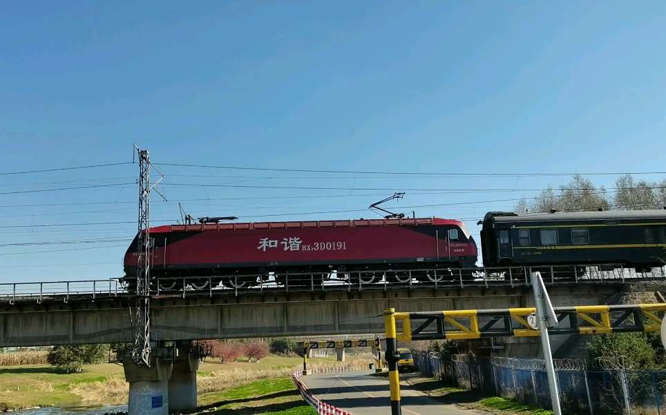 京哈線hxd3d牽引25k特快列車通過