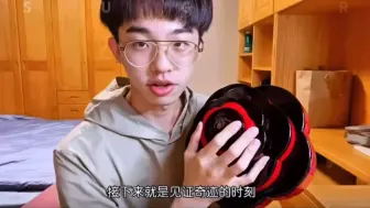 Download Video: 当男朋友玩我的化妆品