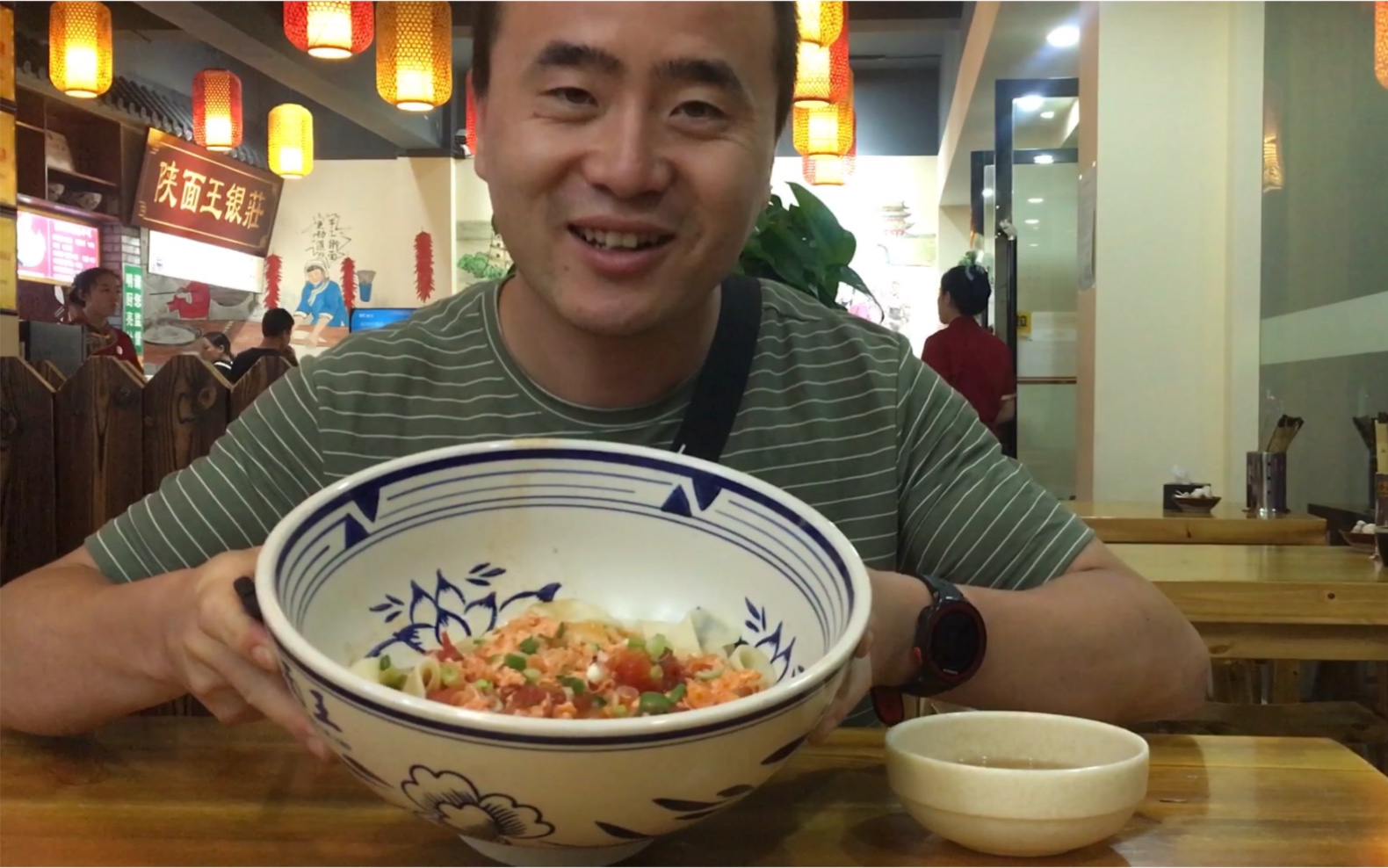 出去要了一碗面,结果他端上来一个缸!