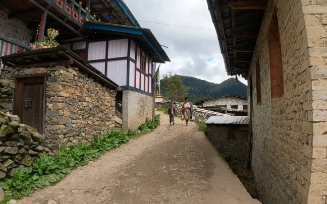 不丹王国东部偏远山区,扎西岗宗的门巴族部落墨拉村,该地区原为达旺寺的管辖地墨拉萨丁(墨拉村和萨丁村组成).哔哩哔哩bilibili