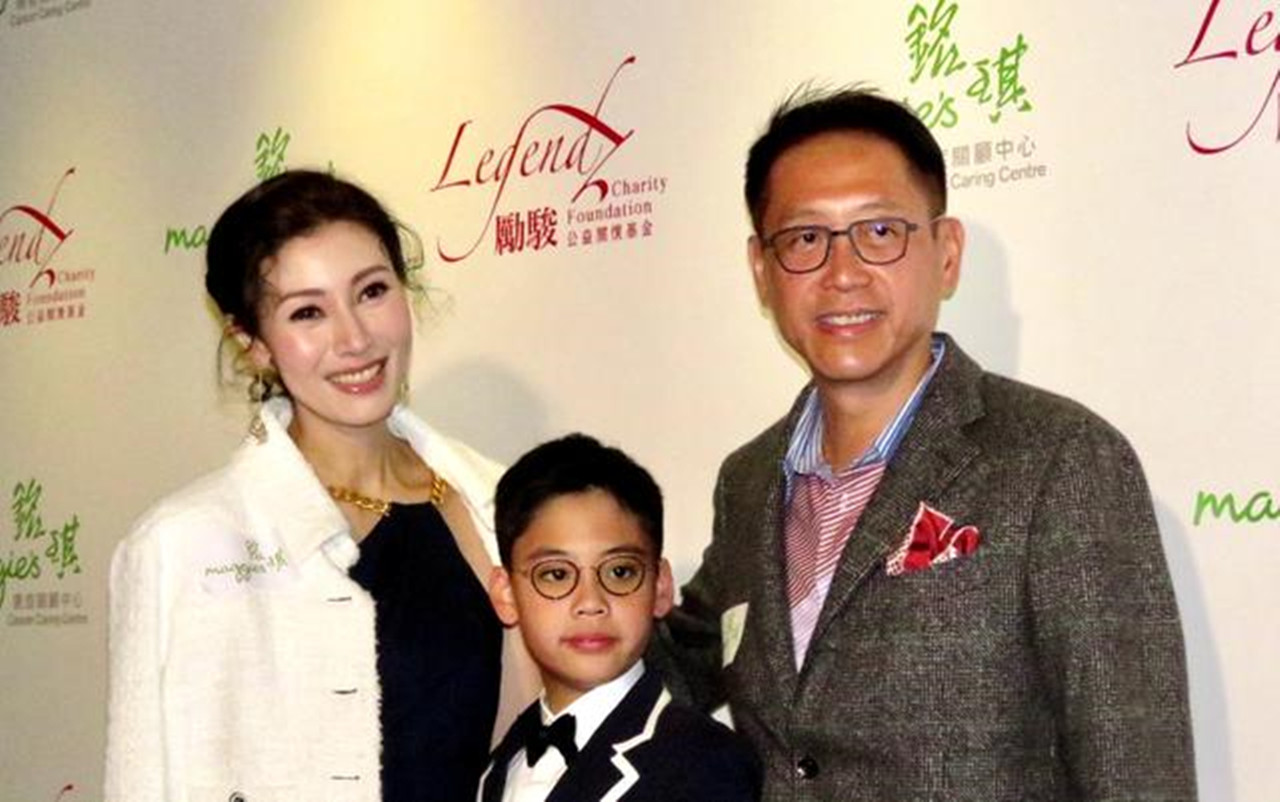李嘉欣一家罕同框,10岁儿子穿西装帅气长高不少,参与活动显稳重