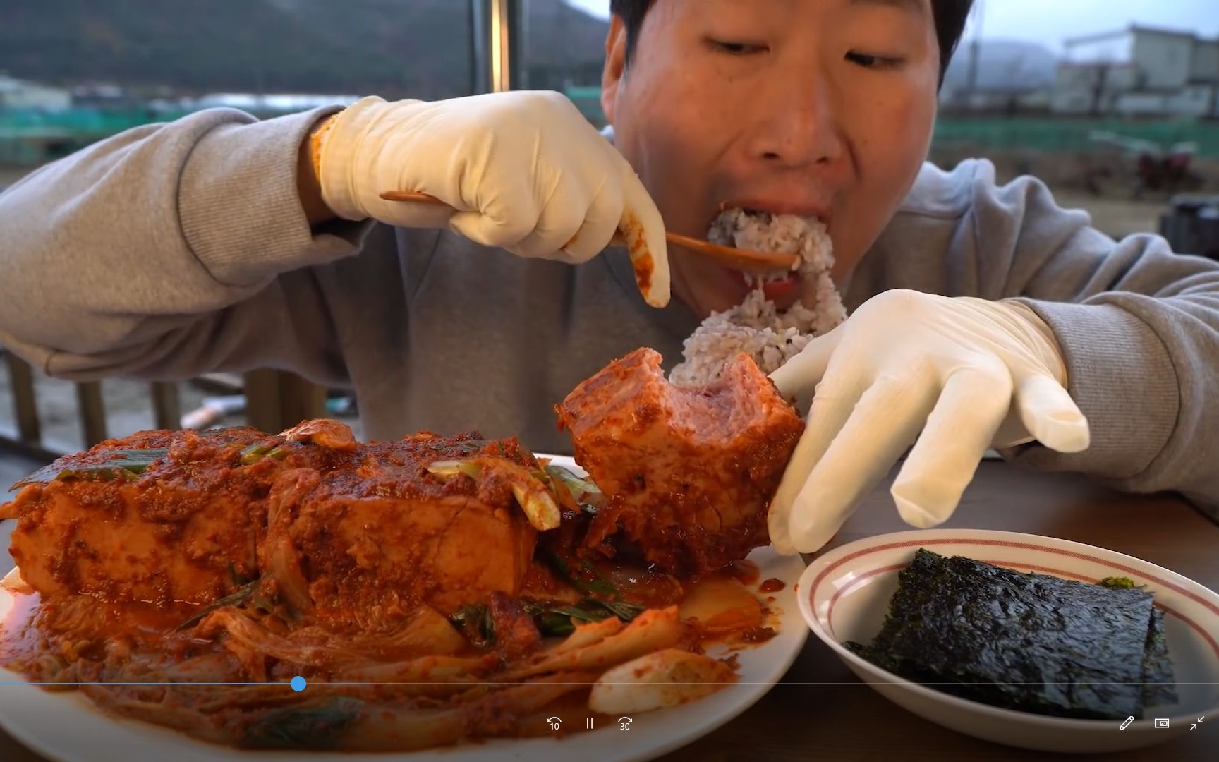 【兴森一家人】大口吃香辣午餐肉 泡菜 紫菜米饭