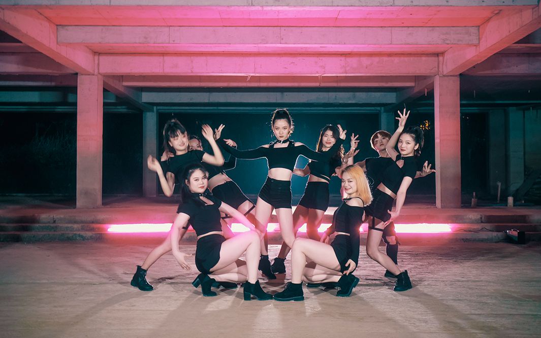 长腿妹子跳小甜甜布兰妮经典单曲《toxic 》- britney【单色舞蹈】