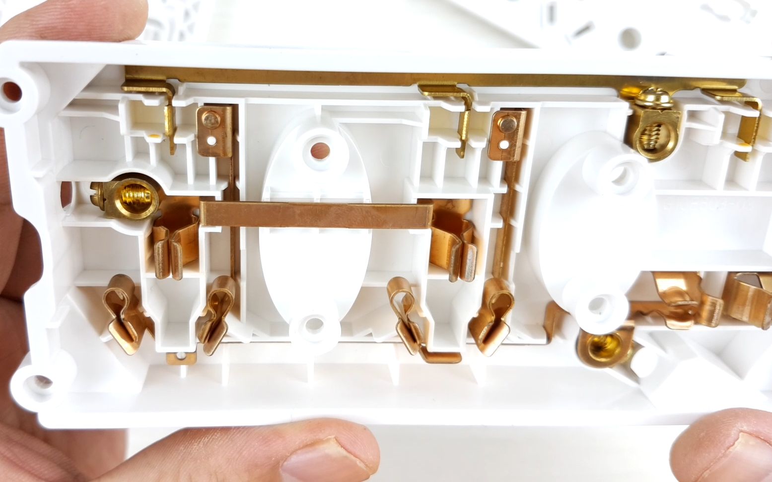 硬核拆解:公牛厨房专用插座_哔哩哔哩_bilibili