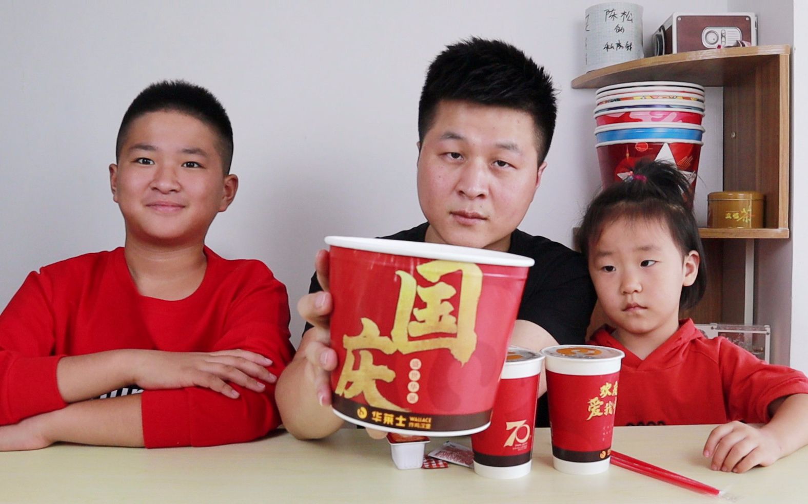 8元的华莱士"国庆桶"这么小的炸鸡桶,陈松说他能吃一桶