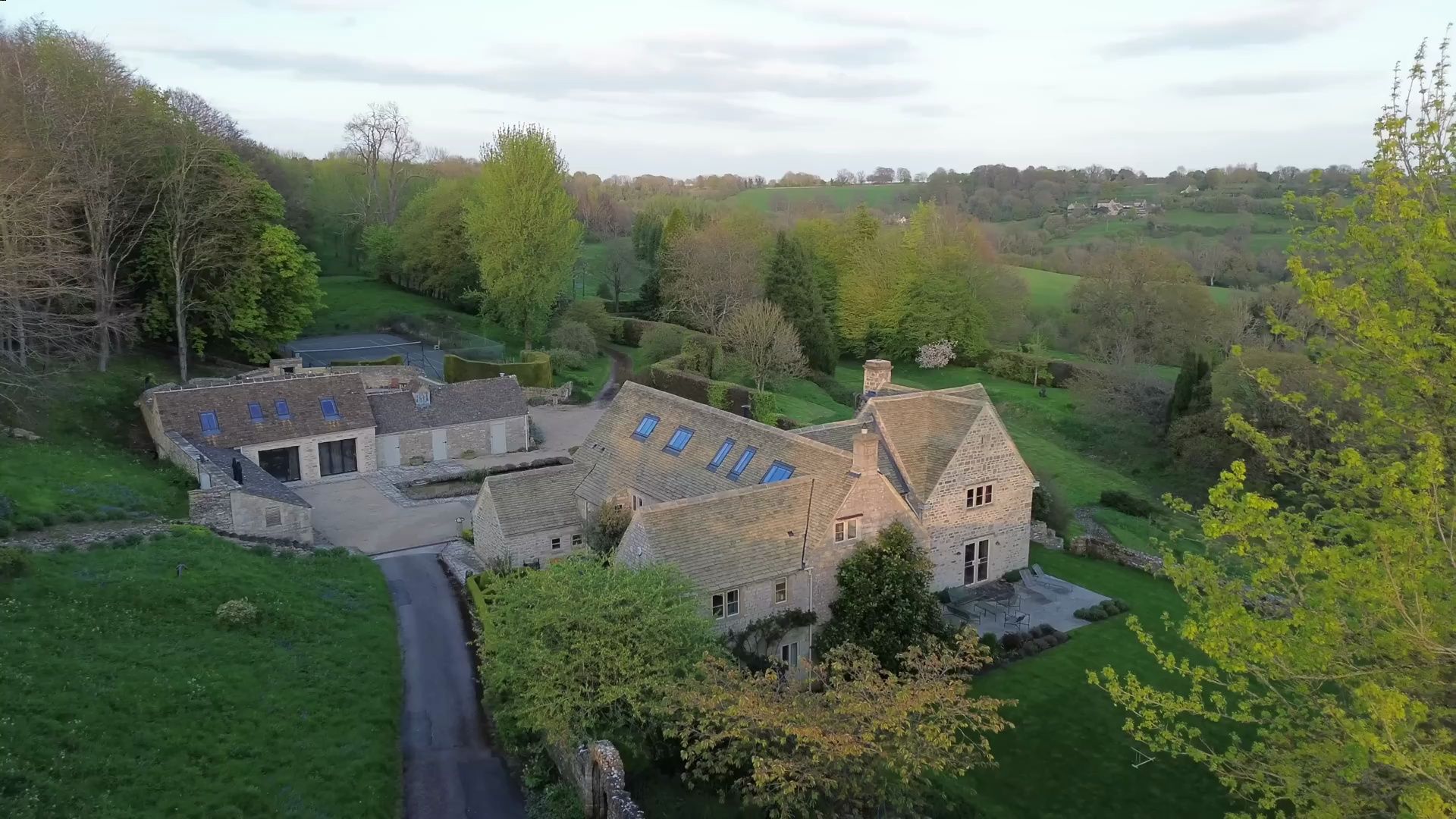位于科茨沃尔德(the cotswolds)一栋经过修复的美丽乡间别墅内,设有