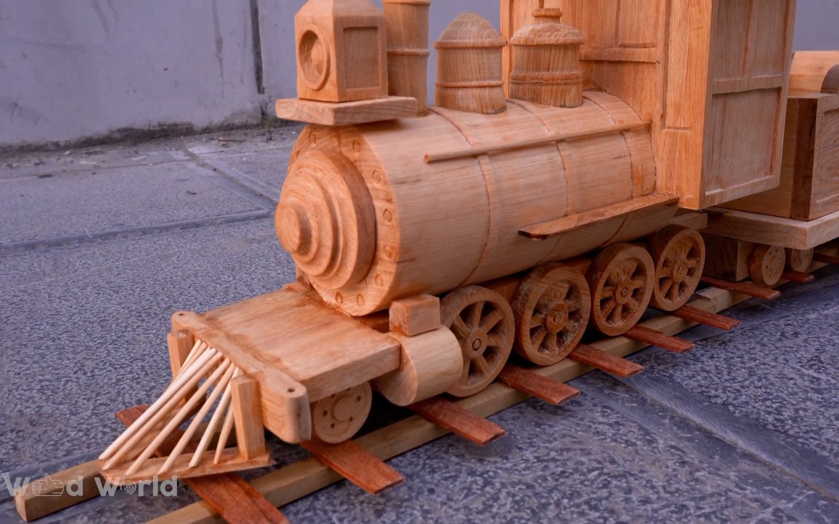 【玩具自己造】木质小火车:比起合金和塑料玩具来说,多了点生气,少了