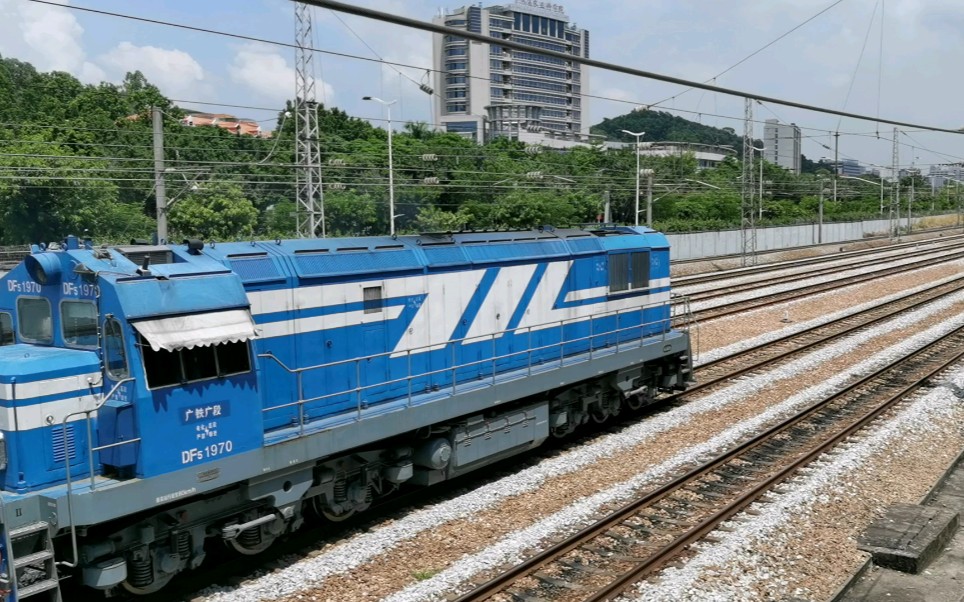 勤劳的调车机df5g拉新时速车箱