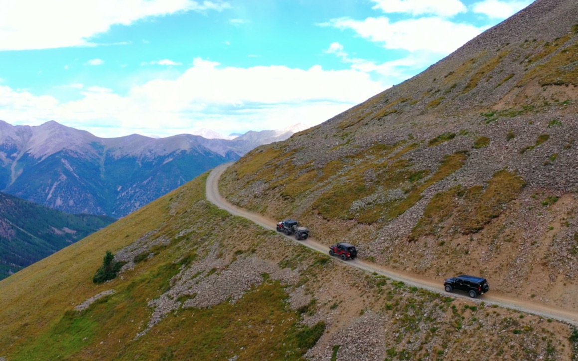 jeep牧马人军用越野拖车悬崖山路mountanterobrownslake