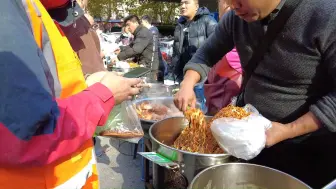 Download Video: 街头美食，农民工的午餐，医院门口的小吃街，蒸卤面烩菜便宜实惠