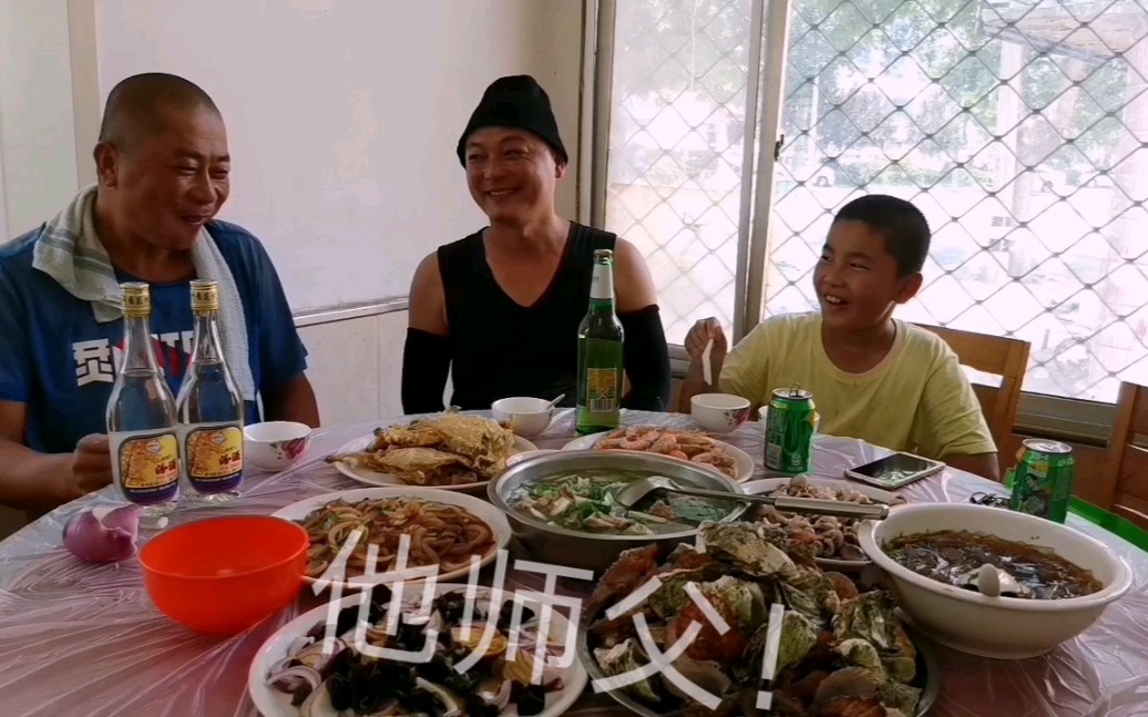 酒鬼师徒二人下饭店喝酒,猛吃猛喝,过瘾哔哩哔哩bilibili