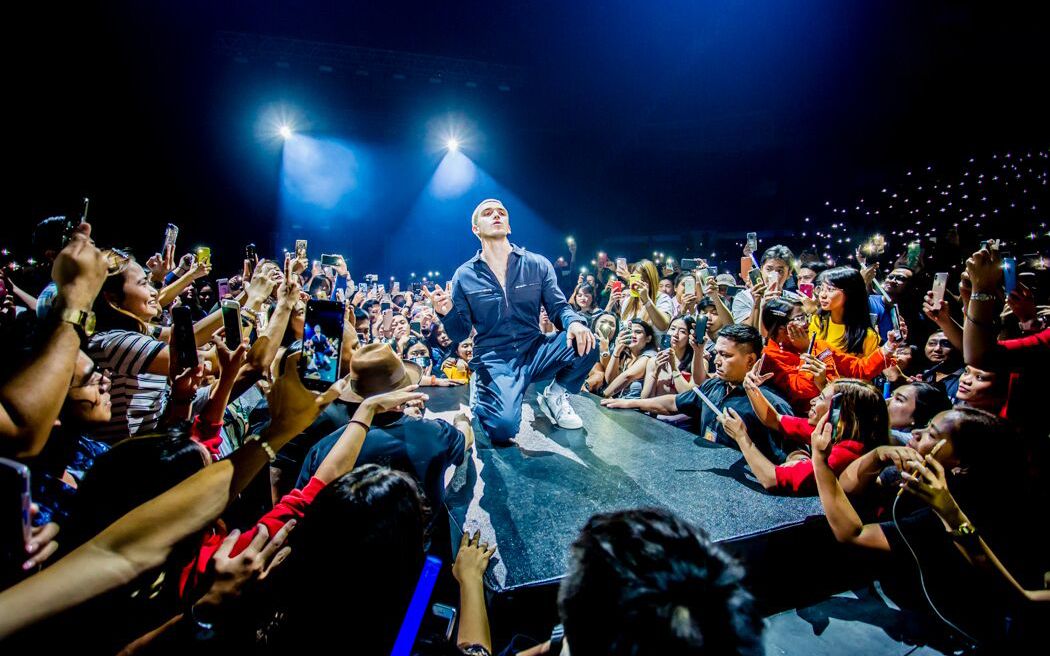 【中英双字幕】六公主lauv新单演唱会mv - sad forever气氛好好