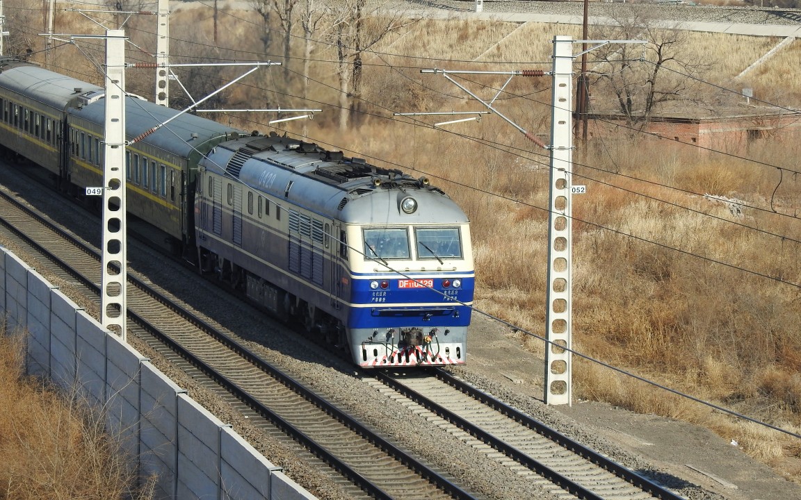 铁路凛冬拍车2018b3df11牵引k4690白城站出站