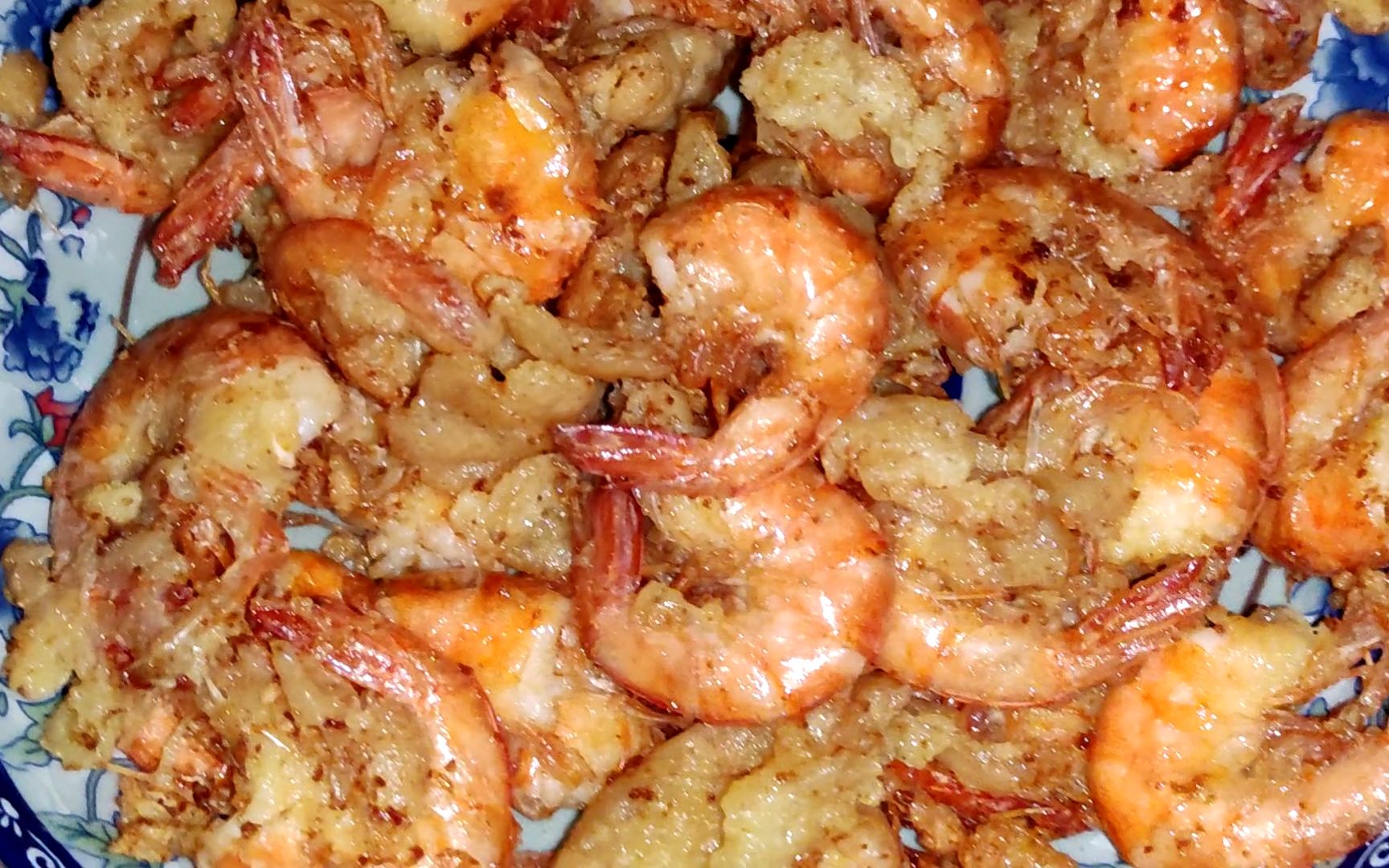 油炸小虾:小虾裹上生粉和鸡蛋,放入油锅炸熟即可,很香!