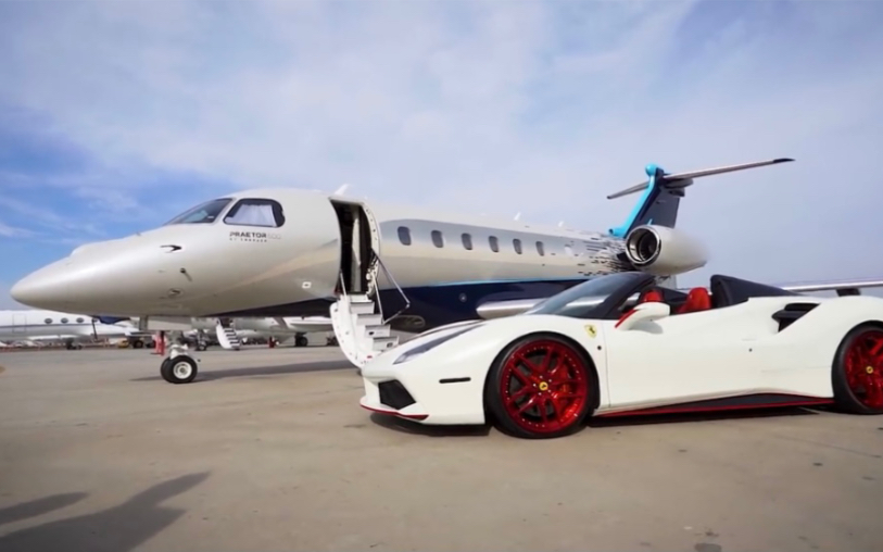 只要你选对赛道就能开法拉利提私人飞机