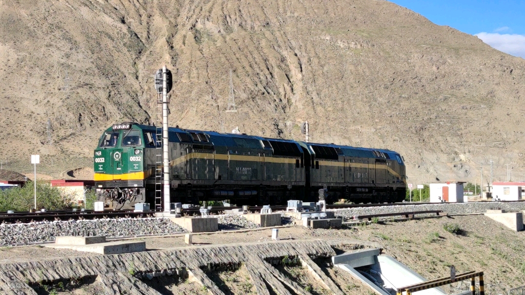 nj2在青藏线上的动听风笛声和澎湃的内燃机声音,那是来自大洋彼岸的