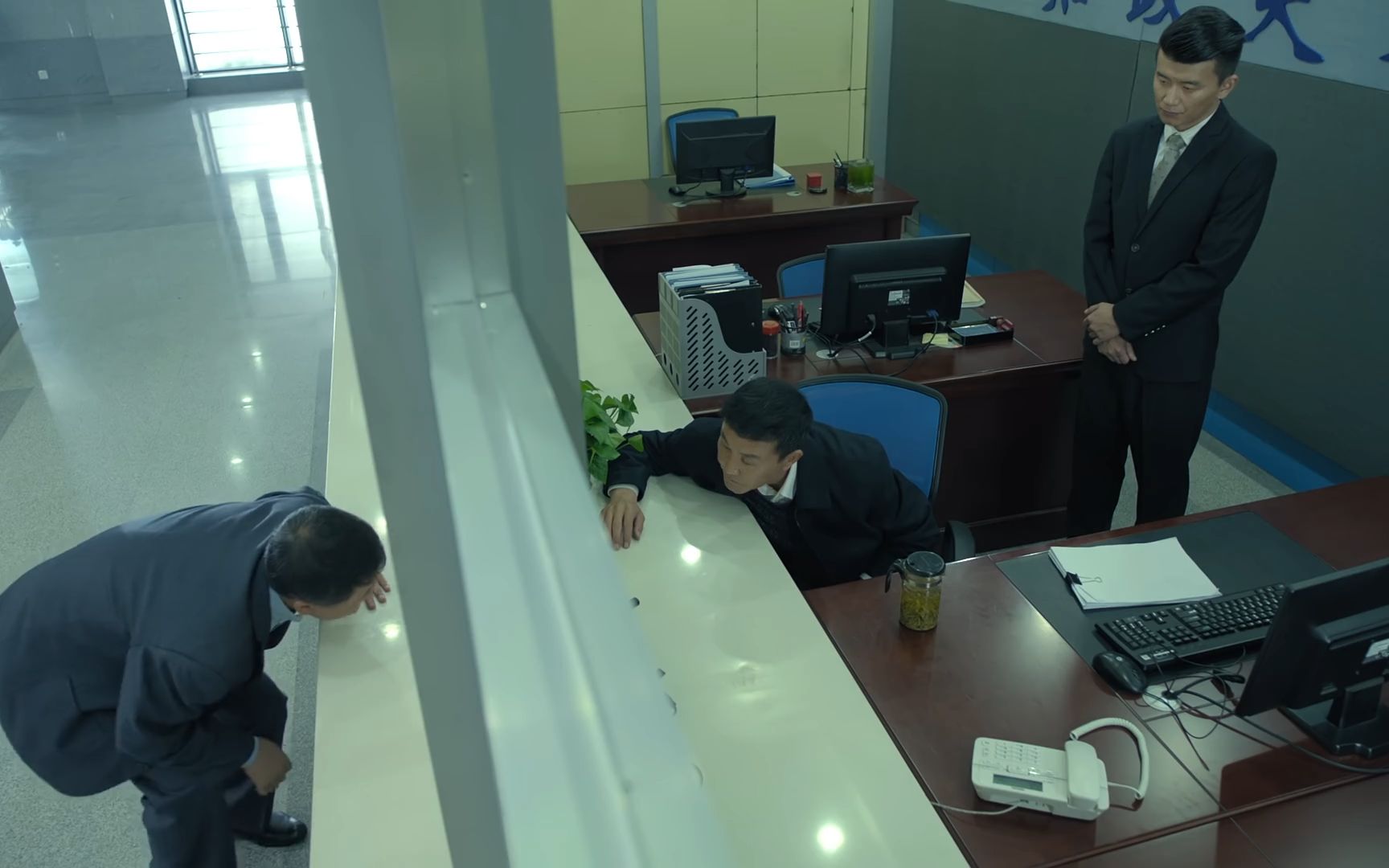 李达康去视察:这种上访窗口是谁设计的,又矮又小!