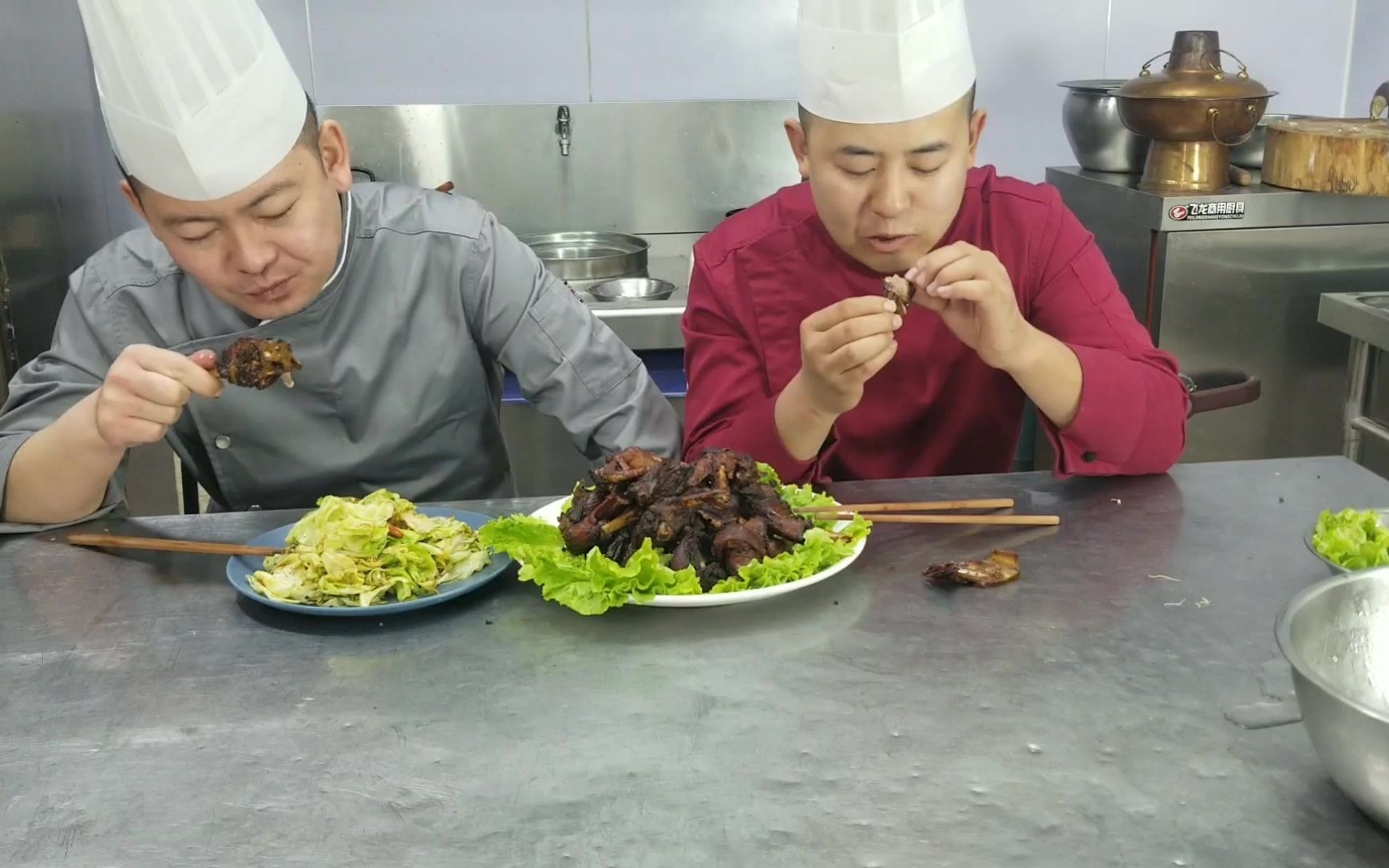 二蛋想吃大鹅请一位厨师朋友做一个铁锅11大鹅哥俩吃的不亦乐乎