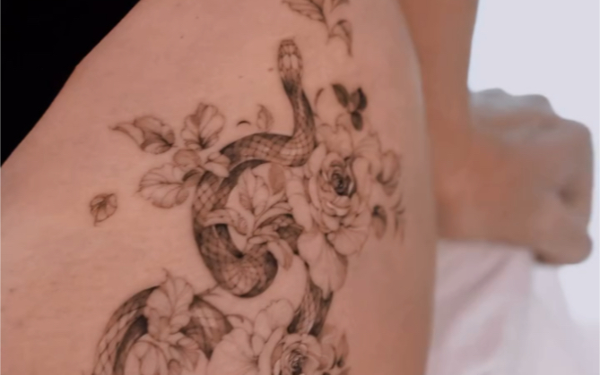 北京纹身/女生大腿素花蛇纹身
