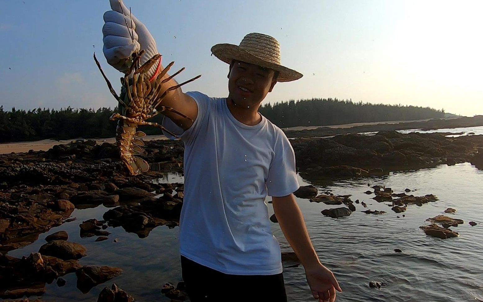 小林赶海发现意外收获抓到值钱大货回家做成美食玉平连连夸奖