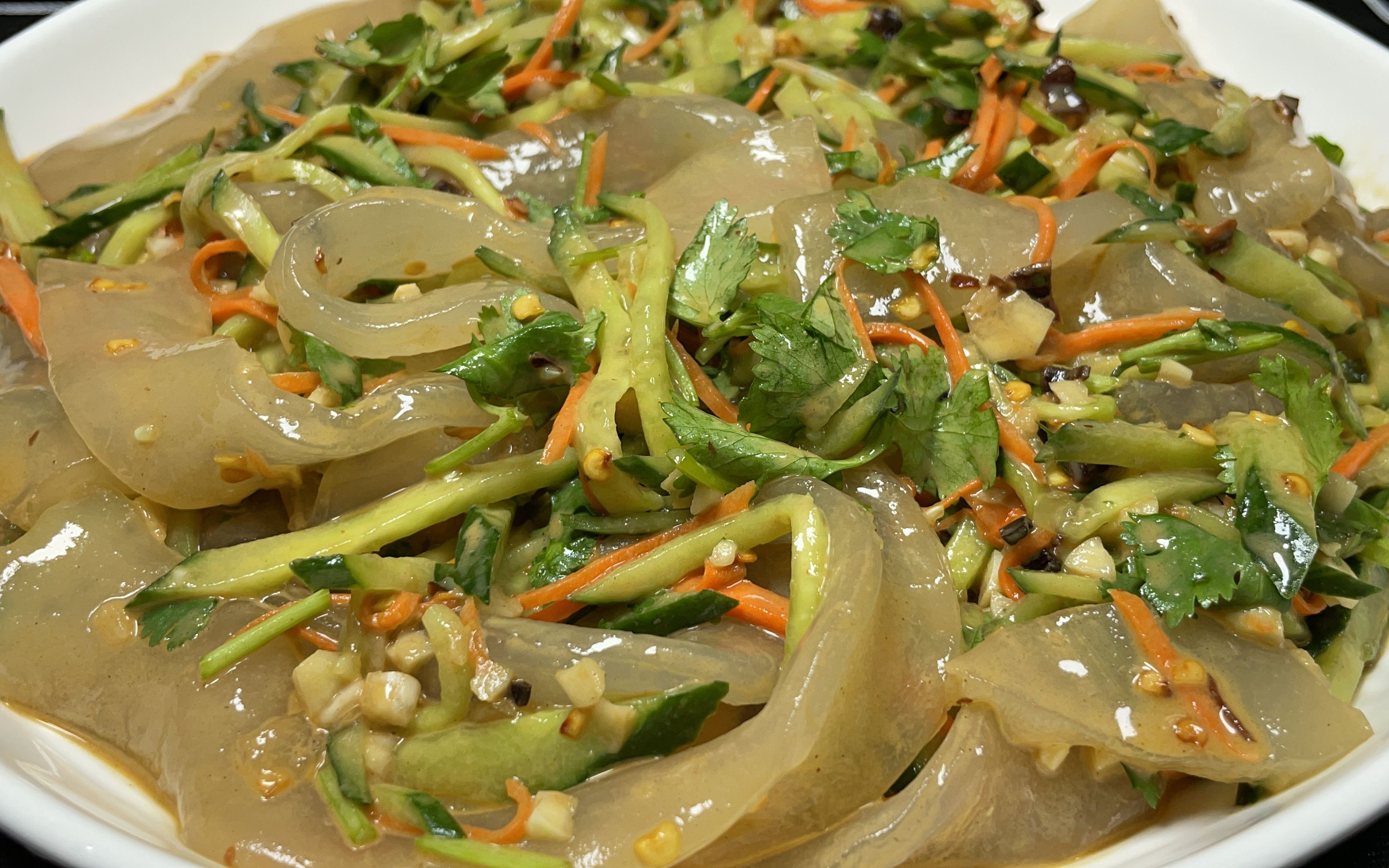 餐桌上必不可少的麻酱大拉皮,清爽可口解油腻,上桌一大盘不够吃