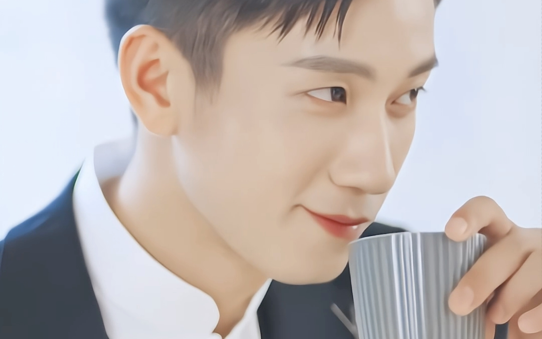 让我看看有多少人和我一样,被辛旗的歪嘴笑迷住了!