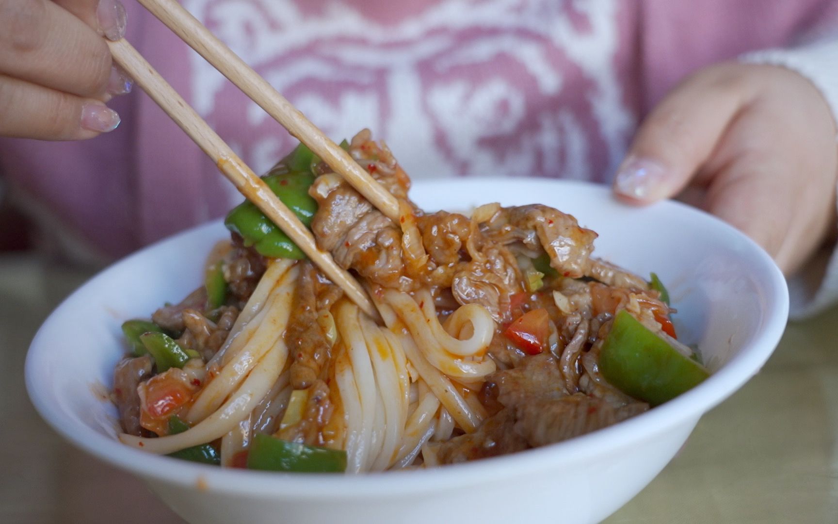 伊犁美食辣子肉拌面25块/份,筋道的面条裹满汤汁,一口面一口肉配着大蒜才是灵魂哔哩哔哩bilibili