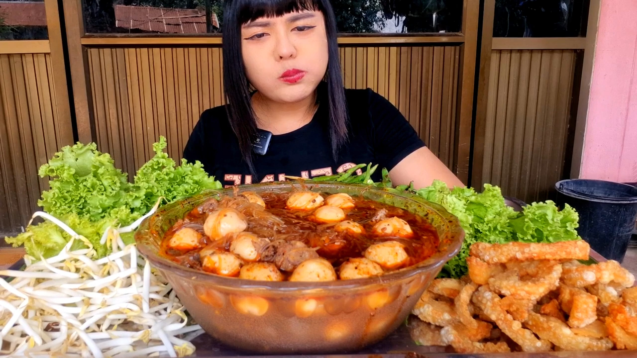 泰国人妖珍妮吃泰式臭鱼将鱼丸牛杂粉丝汤,油炸猪皮,生菜,烤辣椒炸虾