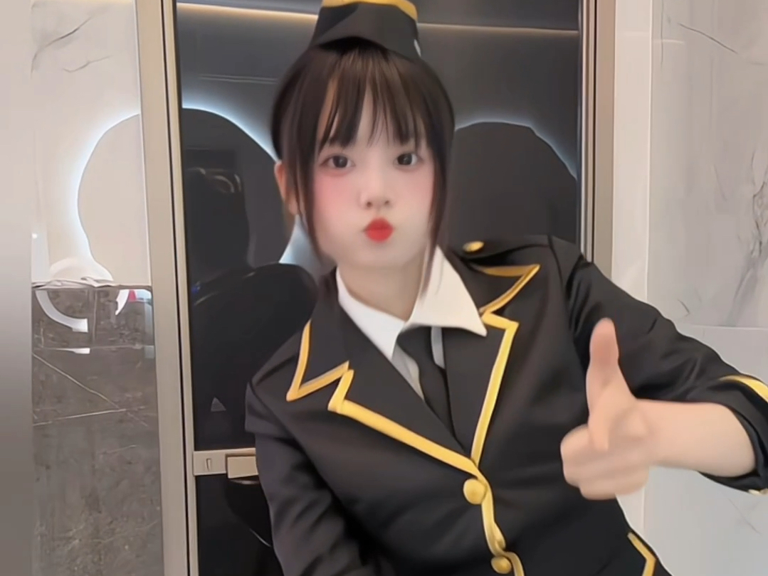 关于火线妹试穿穿越火线夜玫瑰的衣服……我觉得我像服务员……呵呵