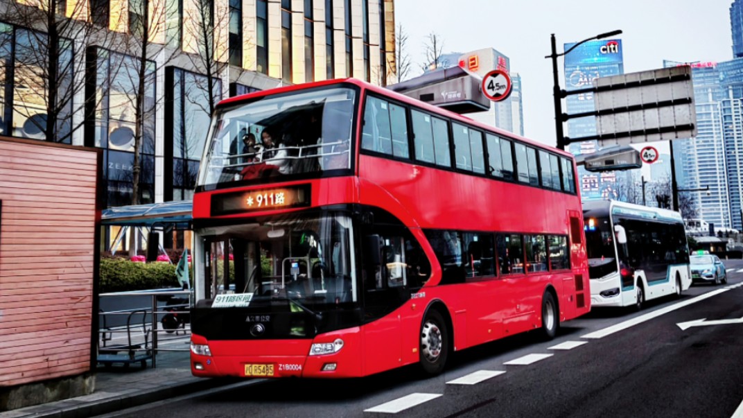 【新闻坊】911路双层车回归淮海路 市民前来体验 2018.02