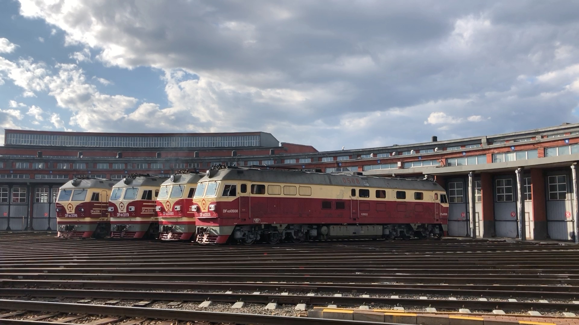 牡丹江机务段扇形库前,整备的df4d型内燃机车正在怒吼,这个是叫水阻