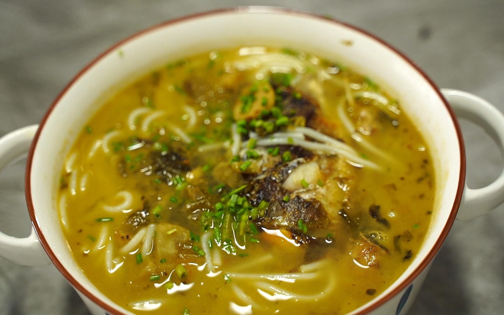 这样一碗酸菜鱼头粉,美味极了