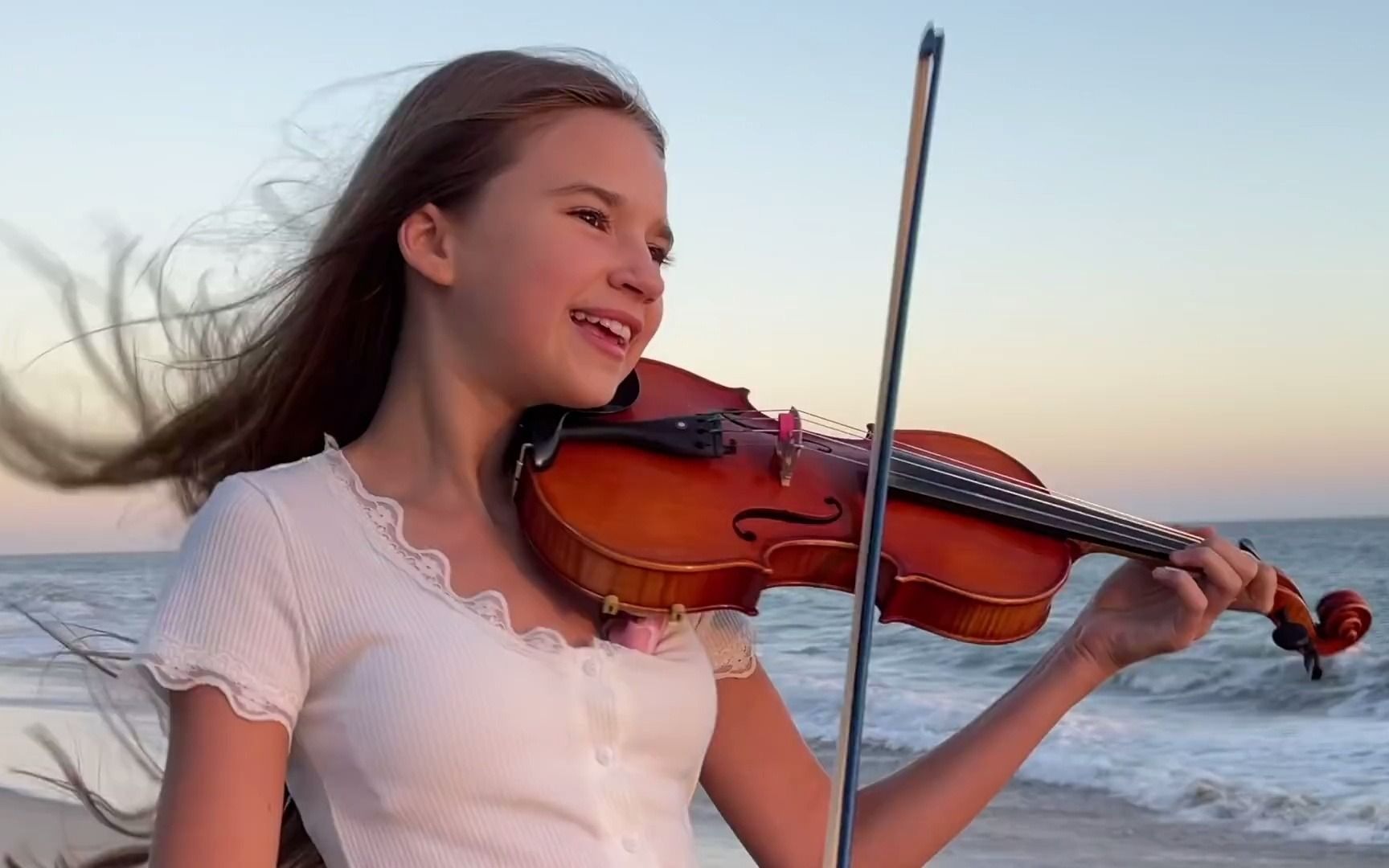 欧美小姑凉的小提琴演奏,欢快的步伐,惬意的海边,是否波动了你的心弦