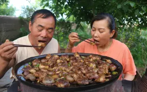 下载视频: 300买30个羊腰子，给食叔做铁板羊腰下酒，一口一个，过足了瘾