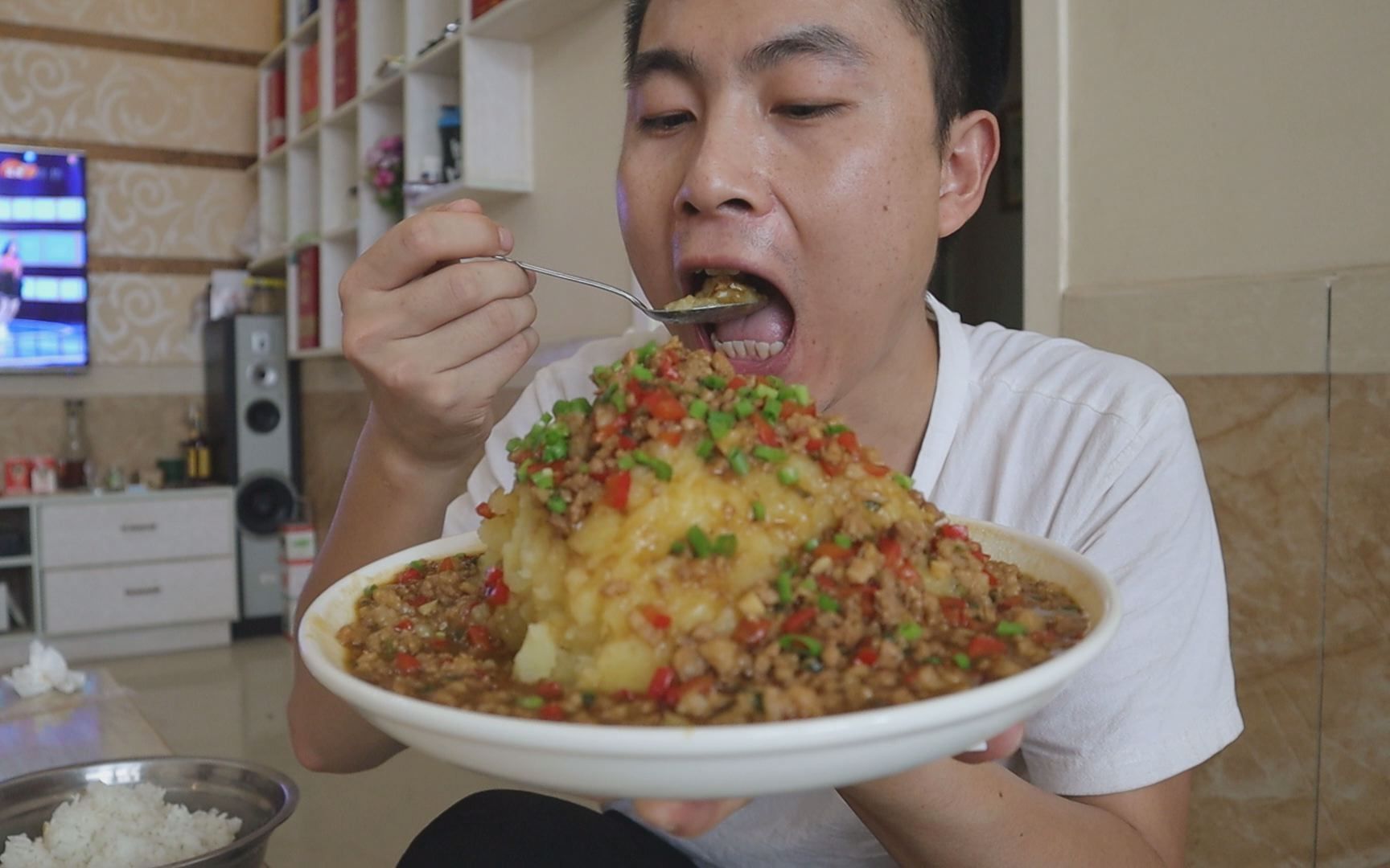 三斤土豆一盆饭李涛娃今天做土豆火山泥拌着米饭吃真过瘾