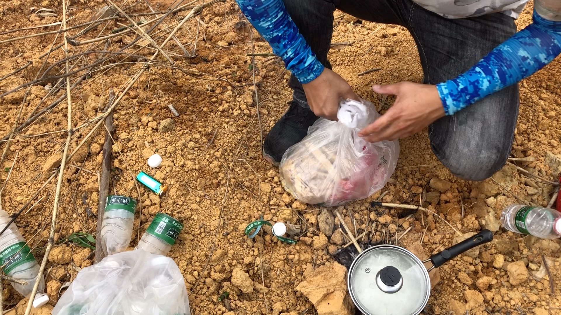 水渔哥从拖鞋哥老家出来第一天,肚子饿了两个人路边