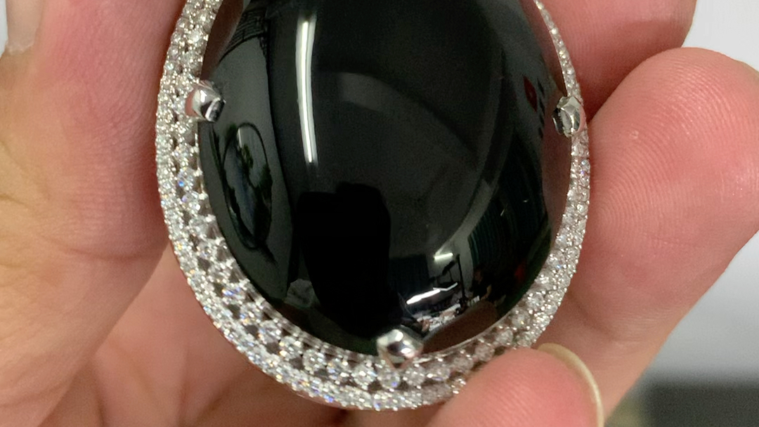 10多万的墨翠鸽子蛋吊坠缅甸翡翠墨翠品质越高的收藏价值增值价值就会