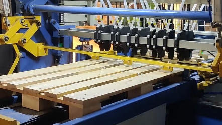 木托盘新生产线试机中,托盘即将量产