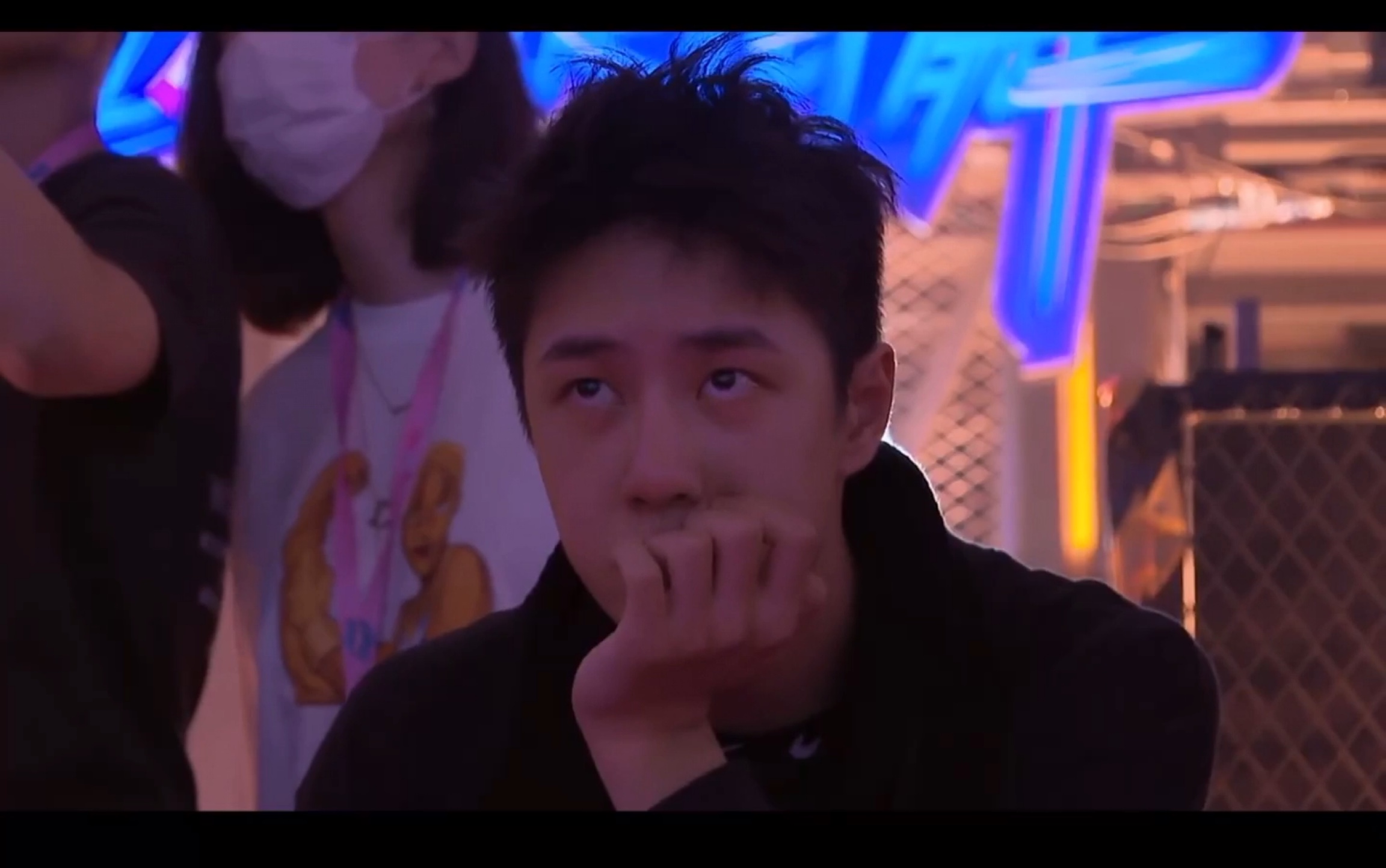 王一博耶啵托腮吃手手也太可爱了吧