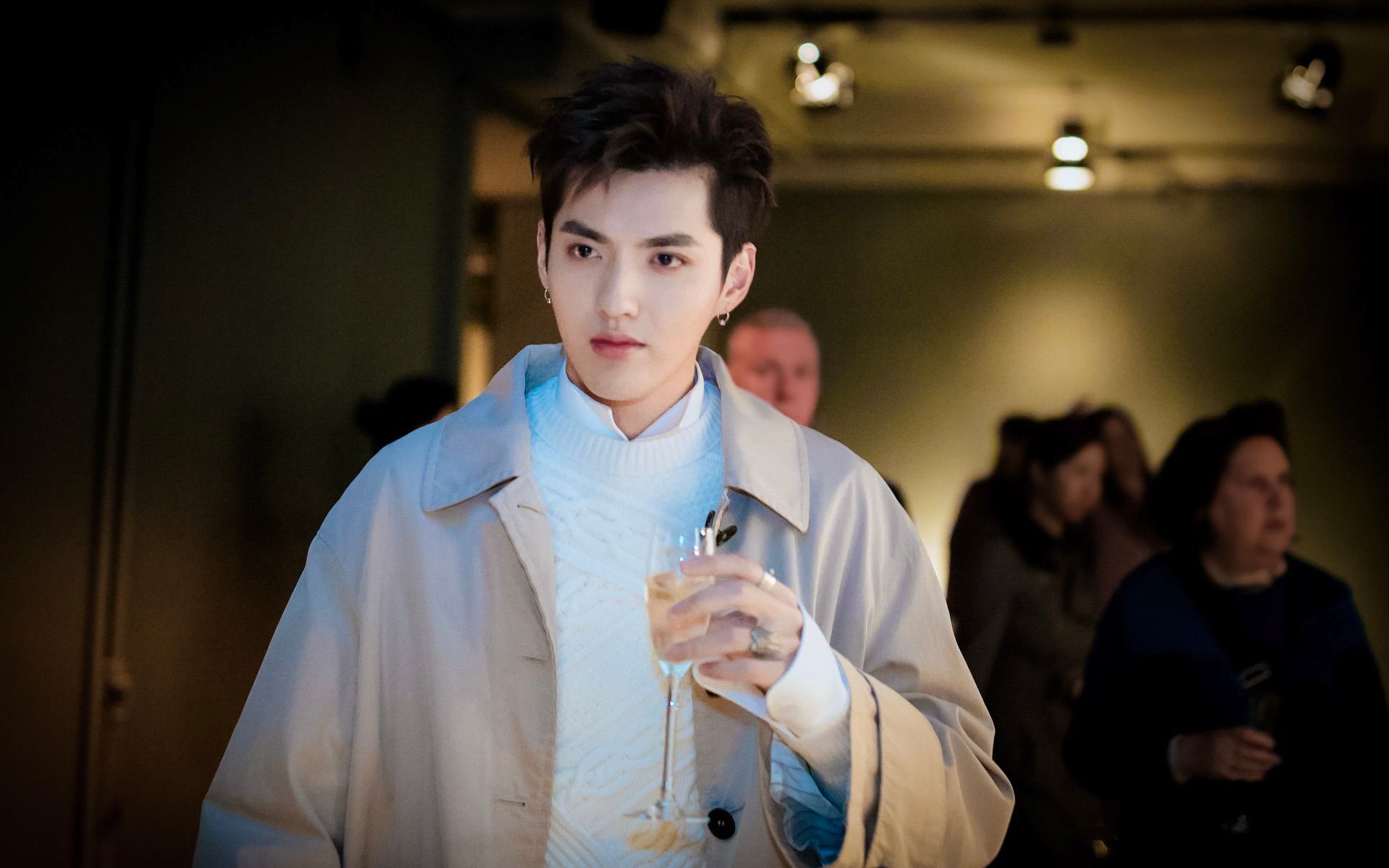 jpg,1920x1200,232kb,399_250kriswuxburberry body shots 吴亦凡在